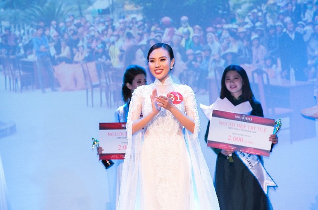 Mai Quỳnh bất ngờ và hạnh phúc khi được xướng tên Hoa hậu Nhân ái trong cuộc thi Mrs Aodai Vietnam 2018