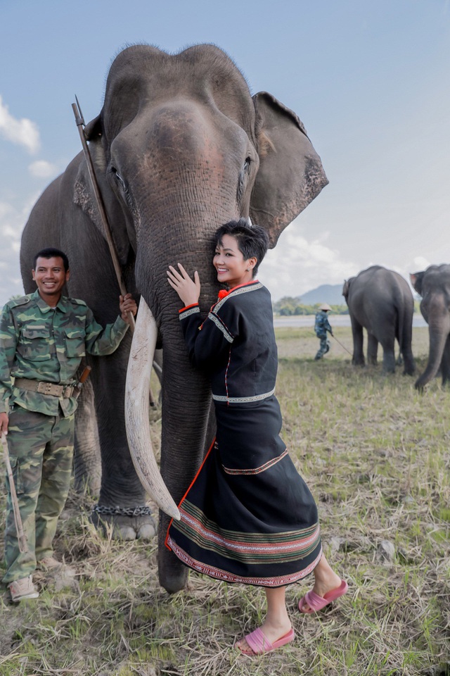 H’Hen Niê đã có những giây phút hòa vào thiên nhiên ở buôn làng khi được về thăm gia đình.