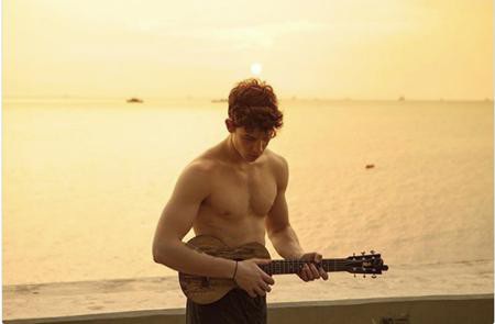 Sao trẻ Shawn Mendes cũng có một thân hình hết sức sexy