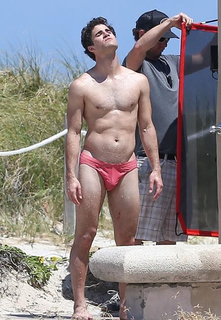 Darren Criss chắc chắn sẽ khiến hàng loạt fans nữ phải đưa tay che mắt vì quá đỗi sexy