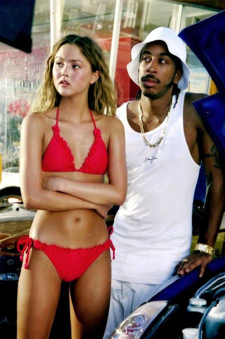 Trong “2 Fast 2 Furious”, nữ diễn viên Devon Aoki cũng đã diện một bộ bikini hết sức hút mắt