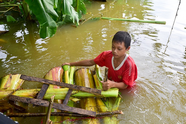  Việc ngâm mình trong nước là chuyện bình thường. Mỗi ngày, Lương chở chị và mẹ khoảng 5 - 7 lượt qua lại giữa bãi và bờ đất liền để đi chợ Long Biên. Gia đình Lương quê gốc Thanh Hoá, lên Hà Nội thuê đất bãi giữa để trồng trọt. Hiện Lương đã nghỉ học. 