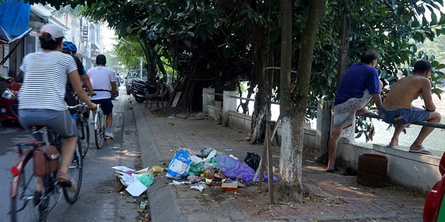 Phố Yên Hoa ven Hồ Tây thuộc đất làng Yên Phụ xưa mỗi sáng cũng ngập ngụa rác