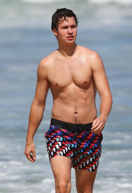 Ansel Elgort khiến nhiều fans phải xuýt xoa với thân hình đẹp như tạc