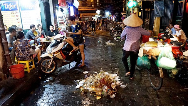 Phố Tạ Hiện, nằm trong khu phố đi bộ, mới đây được nới lỏng giờ hoạt động đến 2 giờ sáng vào các tối cuối tuần. Thực khách thản nhiên ăn nhậu bên những đống rác kiểu này