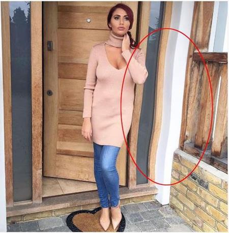 Người đẹp Amy Childs cũng gây được ấn tượng đặc biệt khi khoe hình chụp trên trang Instagram cá nhân. Tuy nhiên, điều khiến các fan hâm mộ chú ý không phải là nhan sắc của Amy mà là khung cửa lượn sóng đến mức ảo diệu do khâu chỉnh sửa quá cẩu thả.