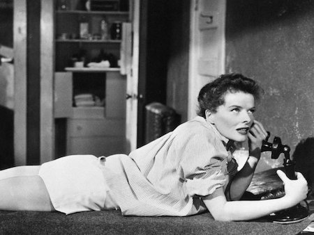 Nhận được 12 đề cử Oscar danh giá, huyền thoại điện ảnh Katharine Hepburn đã giành chiến thắng tới 4 lần với các tác phẩm “Morning glory” (1933), “Guess whos coming to dinner” (1967), “The lion in winter” (1968) và “On golden pond” (1981)