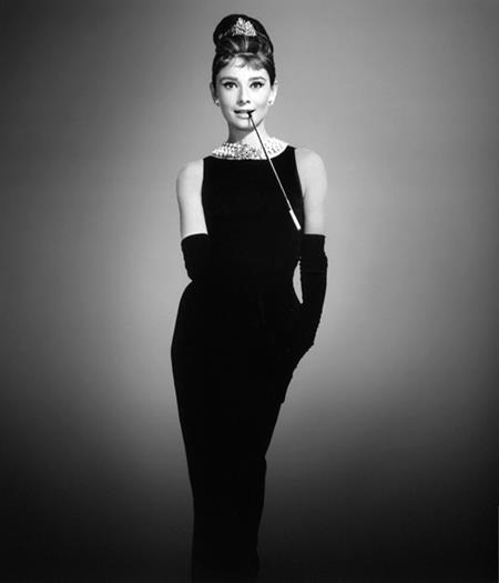 Đầm Givenchy đen được Audrey Hepburn mặc trong bộ phim hài lãng mạn “Breakfast at Tiffanys” (1961) luôn được xem là một trong những bộ trang phục biểu tượng của thế kỷ 20 và là một trong những chiếc “đầm đen nhỏ” nổi tiếng nhất mọi thời đại