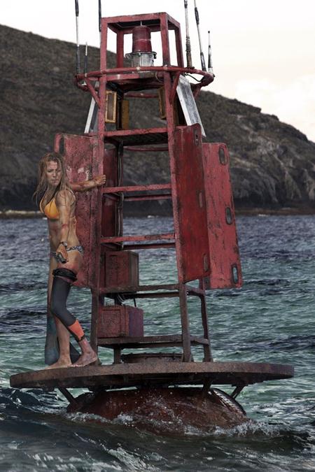 Bộ phim “The shallows” đã giúp Blake Lively diện bikini khoe thân hình nóng bỏng khó cưỡng dẫu cho nữ diễn viên hồi đó chỉ vừa mới sinh em bé