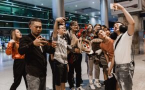 Nam vương dòng nhạc trữ tình Tiến Phạm rạng rỡ trong ngày về nước