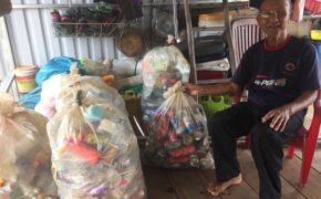 Chuyện tình cặp đôi U90 “nhặt phế liệu nuôi tình yêu” trên sông nước