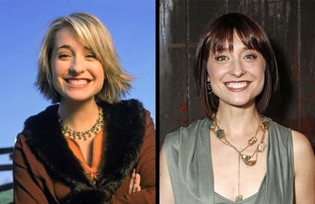 Vai diễn Chloe Sullivan của Allison Mack trong “Smallville” cũng đã thu hút được một lượng fans hùng hậu nhờ vẻ đáng yêu cùng nụ cười tỏa nắng. Và dù nhiều năm đã trôi qua nhưng Allison Mack vẫn rất xinh đẹp, trẻ trung.