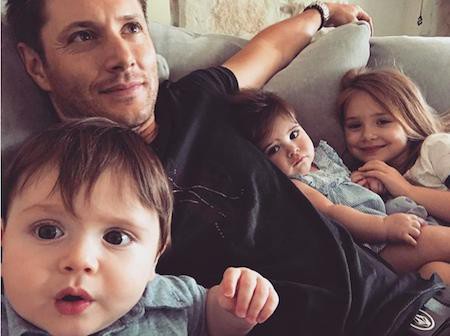 Trên phim thì Jensen Ackles có thể là một thợ săn quỷ cứng rắn nhưng ở ngoài đời, nam ca sĩ, diễn viên này cũng chỉ là một bậc phụ huynh vô cùng bận rộn. Từng thú nhận “làm bố là công việc không bao giờ kết thúc” nhưng Jensen Ackles vẫn biết cách giúp con gái mình trở thành công chúa và đón nhận hạnh phúc của một ông bố đảm.