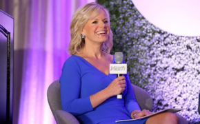 Từ chối khi cấp trên “gạ tình”, nữ MC bị cho nghỉ việc