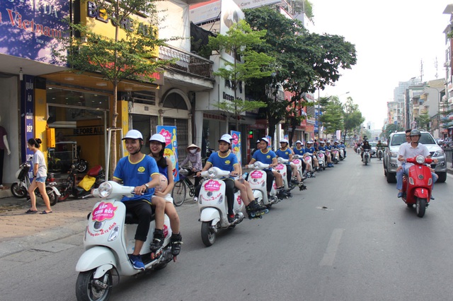 Cả khu phố lo nơm nớp nhìn mẹ bầu trượt patin trên đường quá mạo hiểm - 3