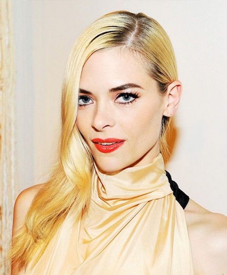 Jaime King luôn chọn tông màu phấn trang điểm phù hợp nhất với làn da và nữ diễn viên 37 tuổi đặc biệt ưa thích màu hồng đào nhẹ và nhiều sắc thái khác của màu hồng.