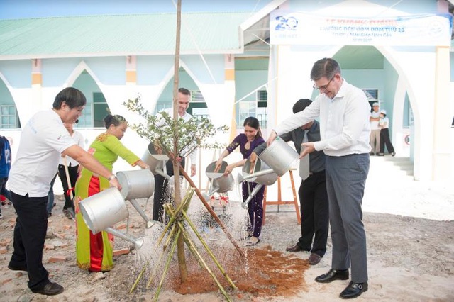 Ông Arnoud van den Berg – TGĐ FrieslandCampina Việt Nam cũng chia sẻ: “Đến nay, chương trình khuyến học Đèn Đom Đóm không còn là một hoạt động của thương hiệu mà đã trở thành một phong trào xã hội thiết thực, đóng góp vào sự phát triển giáo dục của Việt Nam. Nhãn hàng Cô Gái Hà Lan mong muốn sẽ cùng cộng đồng tiếp tục trao tặng thêm nhiều ngôi trường khang trang đến với các trẻ em ở vùng khó khăn khác như Hàm Cần.”