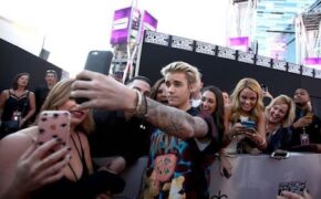 Justin Bieber nổi giận đùng đùng khi fan xin chụp hình