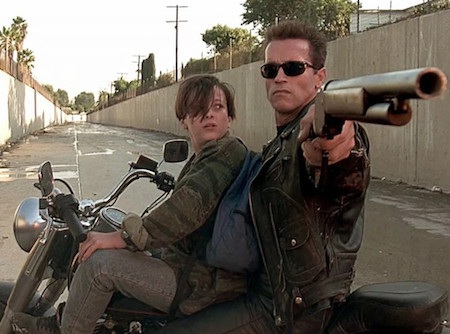 “Terminator 2” là cuộc hành trình theo chân Sarah và John Connor, cậu con trai 10 tuổi của Sarah cùng một chiến binh bảo vệ cả hai được cử đến từ tương lai. Xuyên suốt bộ phim là những trường đoạn hành động kịch tính đỉnh cao với kĩ thuật làm phim vượt trội so với mặt bằng chung của điện ảnh thời bấy giờ nhưng kết thúc đầy ý nghĩa và xúc động của bộ phim mới thực sự là điều khiến cho khán giả phải nhớ mãi về “Terminator 2”.