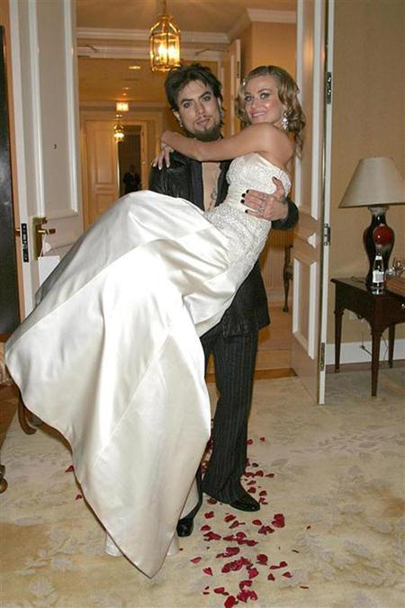 Hôn lễ của Carmen Electra và Dave Navarro là điểm nhấn khó quên của “Til death do us part: Carmen + Dave”, một chương trình ghi lại chính câu chuyện tình yêu giữa hai ngôi sao