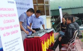 Hỗ trợ sửa chữa thiết bị điện tử cho người dân sau bão lũ