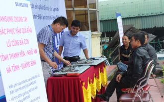 Hỗ trợ sửa chữa thiết bị điện tử cho người dân sau bão lũ