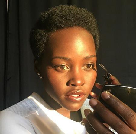 Lupita Nyongo từ nhỏ đã có suy nghĩ rằng việc trang điểm có thể khiến diện mạo đổi khác nhưng không có nghĩa đây là điều thiết yếu. Nữ diễn viên từng chia sẻ rằng: “Mẹ tôi không nghĩ trang điểm là cần thiết và tôi cũng không cho rằng nó cần thiết quá đâu. Nó chỉ là một loại phụ kiện mà thôi”.