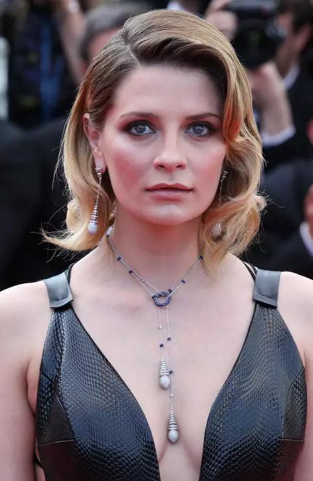 Đầu năm nay, người đẹp Mischa Barton đã bất ngờ thú nhận mình từng bị người yêu cũ phán tán băng sex để trả thù và trục lợi. Mischa Barton sau đó đã phải khởi kiện để bảo vệ hình ảnh của mình.