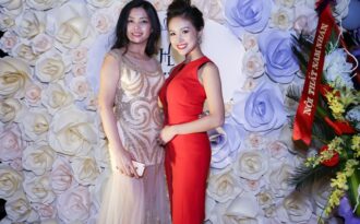 Vân Hugo bất ngờ xuất hiện cùng với tổng giám đốc cty Sarah Lê