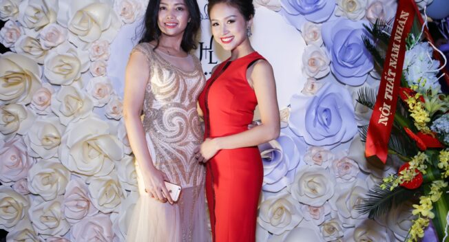 Vân Hugo bất ngờ xuất hiện cùng với tổng giám đốc cty Sarah Lê