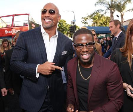 Dwayne Johnson và Kevin Hart đã có một màn “tung hứng” vô cùng hoàn hảo trong dự án điện ảnh hài “Central intelligence” và ở ngoài đời, hai ngôi sao cũng là những chiến hữu thân thiết của nhau. Sang năm 2017, Dwayne và Kevin sẽ lại tiếp tục “song kiếm hợp bích” trong dự án mới mang tên “Jumanji”.