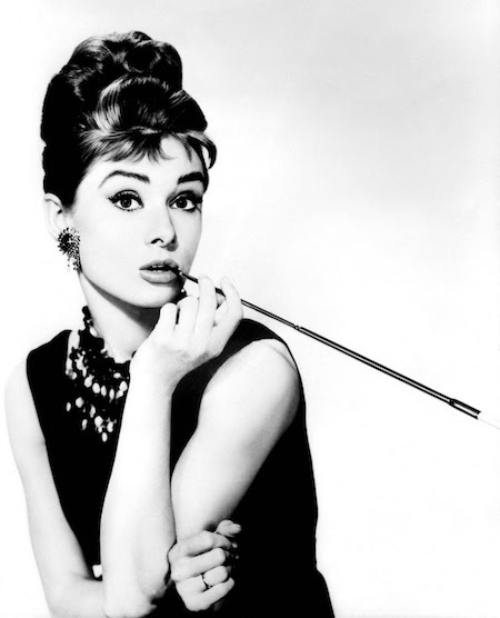 Bộ phim “Breakfast at Tiffanys” đã chứa đựng những giá trị tinh tuý nhất của huyền thoại điện ảnh Audrey Hepburn, sang trọng mà đầy dí dỏm. Và dù ở trong mọi nghịch cảnh, “Breakfast at Tiffanys” vẫn truyền cảm hứng mạnh mẽ cho các chị em cũng như tin tưởng sức mạnh tình yêu sẽ chiến thắng mọi cám dỗ, kể cả có là tiền bạc phù hoa.