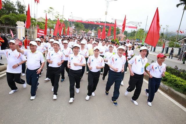 Bộ trưởng Bộ Văn hóa Thể thao và Du lịch Nguyễn Ngọc Thiện (hàng đầu tiên, người thứ 4 từ trái sang) cùng các vị lãnh đạo tỉnh Thừa Thiên Huế dẫn đầu đoàn chạy trong buổi lễ phát động chương trình tại thị trấn A Lưới, huyện A Lưới, tỉnh Thừa Thiên Huế