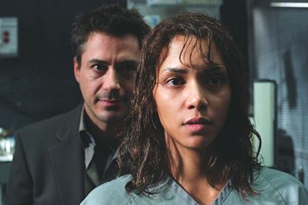 “Người Sắt” Robert Downey Jr. và nàng “dị nhân Storm” Halle Berry đã rủ rê nhau cùng tham gia tác phẩm “Gothika”