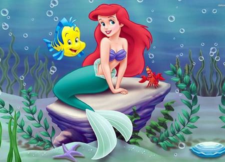 “The little mermaid” được lấy cảm hứng từ câu chuyện cổ tích của nhà văn Hans Christian Andersen. Tuy nhiên, Disney đã quyết định “tô hồng” hơn cho cốt truyện, đem lại một cái kết hạnh phúc viên mãn cho nàng tiên cá nhỏ và được rất nhiều khán giả yêu thích.