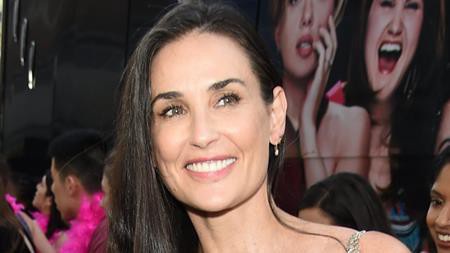 Demi Moore từng đi nâng ngực và thực hiện rất nhiều ca phẫu thuật căng da, tiêm filler để níu kéo tuổi xuân. Nữ diễn viên phim “Oan hồn” thậm chí còn phẫu thuật laze cả vùng da ở đầu gối và ước tính, Demi Moore đã chi ra gần 400.000 đô la Mỹ cho chuyện dao kéo. Dù từng thừa nhận với tạp chí “Elle” chuyện phẫu thuật thẩm mĩ nhưng nữ diễn viên xinh đẹp cũng không quên khẳng định rằng mình chỉ mới đi “đại tu” thân thể chứ không hề động chạm tới vùng mặt.