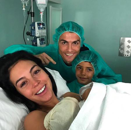 Cristiano Ronaldo giờ đã là một ông bố bốn con và CR7 ngày càng cho thấy mình là một người bố đảm đang đến nhường nào. Do các em còn quá nhỏ nên thường chỉ có mình cậu cả Cristiano Jr. cùng bố xuất hiện trong các chiến dịch quảng cáo và luôn ủng hộ bố trên khán đài thi đấu. Bản thân Cristiano Ronaldo cũng luôn luôn tâm niệm mình phải trở thành số 1 vì các con.