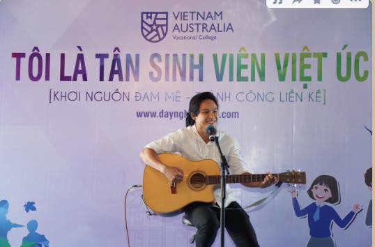 Anh chàng đầu bếp đa tài tại Trường Việt Úc với cây đàn guitar và cất vang bài hát của Trường Việt Úc.