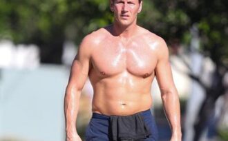 Bỏng mắt với những sao nam có thân hình sexy nhất