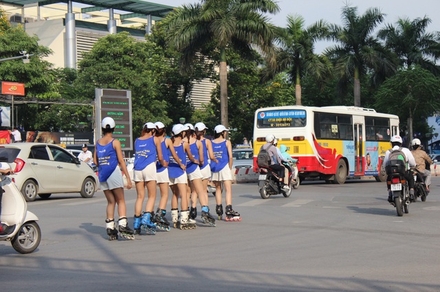  Trượt patin trên đường có thể gây nguy hiểm cho người tham gia giao thông 