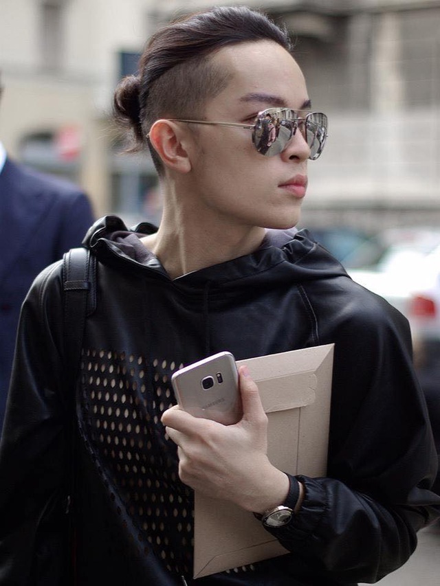  Kelbin Lei, fashionisto Việt Nam đeo kính Aviator Linda Farrow Luxe phủ Platinum (bạch kim) tại Milan Fashion Week 2016 