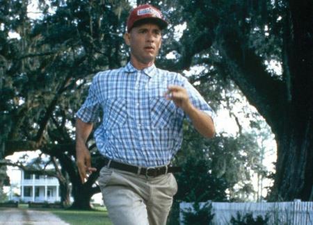 “Forrest Gump” là một ngoại lệ khá đặc biệt khi chính thành công rực rỡ của bộ phim đã mang lại danh tiếng cho cuốn tiểu thuyết gốc cùng tên gần như đã bị chìm vào quên lãng. Dựa trên cuốn sách của Winston Groom, bộ phim “Forrest Gump” vừa ra đời đã lập tức trở thành hiện tượng văn hóa Mỹ thập niên 1990 và xây dựng nên một hình mẫu chàng ngốc lý tưởng dưới sự thể hiện xuất thần của Tom Hanks.