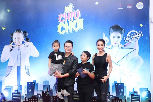 Gia đình ca sĩ Hoàng Bách sau khi thưởng thức show diễn phải hào hứng thốt lên: “Mức đầu tư cho một vở nhạc kịch đúng nghĩa, gần với các phiên bản nước ngoài như thế này là rất lớn. Bách mong là khán giả đều được thưởng thức loại hình nghệ thuật đẳng cấp, hấp dẫn này.”