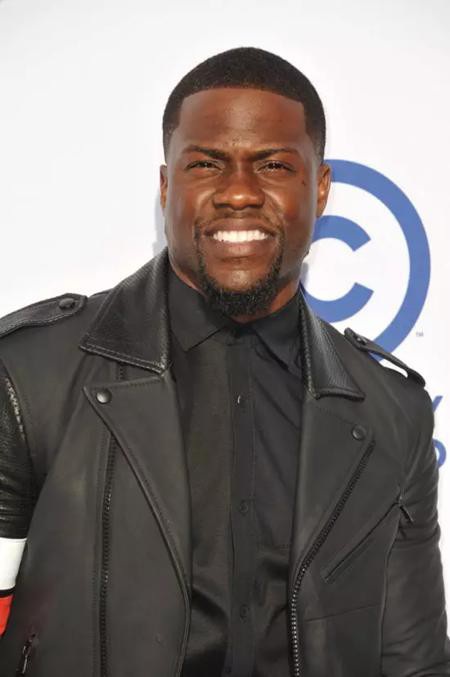 Một người mẫu tên Monia Sabbag đã bí mật quay lại video ngoại tình với Kevin Hart và dùng chính bằng chứng này để tống tiền danh hài nổi tiếng. Hart sau đó đã lên tiếng xin lỗi gia đình và may mắn là danh hài này vẫn được bà xã Eniko Parrish bao dung, ủng hộ.