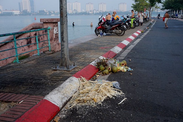 Rác thải của quán giải khát vứt ngay gần khu vực bơi lội hàng ngày của rất đông người dân Hà Nội