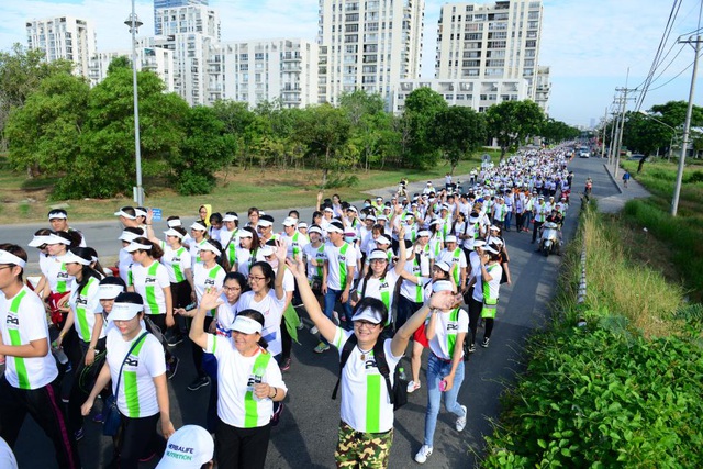 Tại TPHCM, khu vực Tân Trào, quận 7 trở nên sôi nổi với đoàn chạy bộ hơn 4000 người