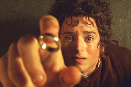 Dựa trên thiên tiểu thuyết kiệt xuất của nhà văn J. R. R. Tolkien, “The lord of the rings” thực sự là một khúc tráng ca bằng ngôn ngữ điện ảnh vừa đen tối vừa dữ dội với từng khoảnh khắc giao tranh nghẹt thở giữa ánh sáng và bóng tối, giữa cái thiện và cái ác. “The lord of the rings” không chỉ gặt hái được vô số giải thưởng mà còn chính thức mở ra một thế giới huyền ảo thần tiên mới cho điện ảnh với nhiều giống loài như người, người lùn, tiên, pháp sư, yêu tinh…