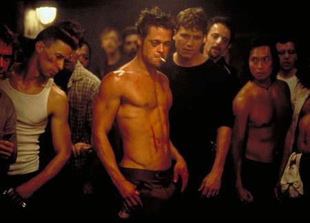 Nhà văn Chuck Palahniuk đã viết “Fight club” từ năm 1996 nhưng phải đợi tới khi David Fincher chuyển thể lên màn ảnh rộng và thổi một luồng sinh khí hoàn toàn mới vào tác phẩm này thì “Fight club” mới thực sự làm bùng nổ các khán giả trên toàn cầu.