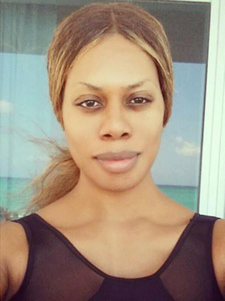 Laverne Cox cũng có một cách nhìn nhận rất tiến bộ về việc trang điểm. Một mặt, Laverne cảm thấy thích thú với việc có thể “biến hình” nhờ trang điểm, mặt khác, nữ diễn viên lại luôn giữ cho da dẻ của mình được tự nhiên mỗi khi không động tới son phấn. Với Laverne Cox, trang điểm là có thêm lựa chọn, thêm phương án chứ không phải là một nghĩa vụ, một tiêu chuẩn bắt buộc.