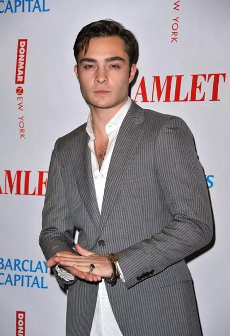 Tính đến nay, đã có ba phụ nữ lên tiếng cáo buộc Ed Westwick tấn công tình dục và ngôi sao của series truyền hình đình đám “Gossip girl” quả thực đang trải qua những ngày tháng đen tối nhất trong sự nghiệp. Cảnh sát đã vào cuộc điều tra và phim mới “Ordeal by Innocence” của Ed Westwick cũng đã bị BBC đình chỉ vô thời hạn.